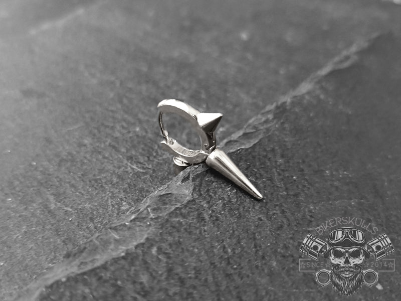 Orecchino dal design Punk a cerchio con chiusura a scatto e tre borchie