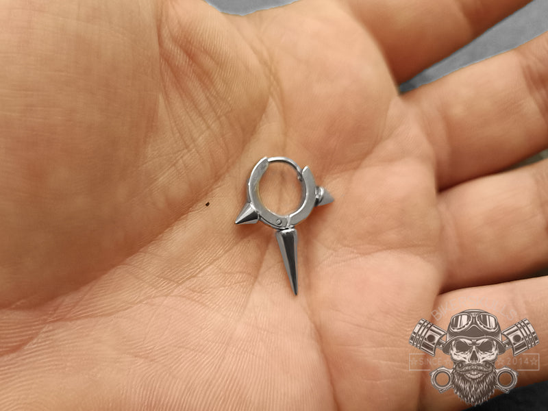 Bikerskulls mono orecchino in acciaio borchiato
