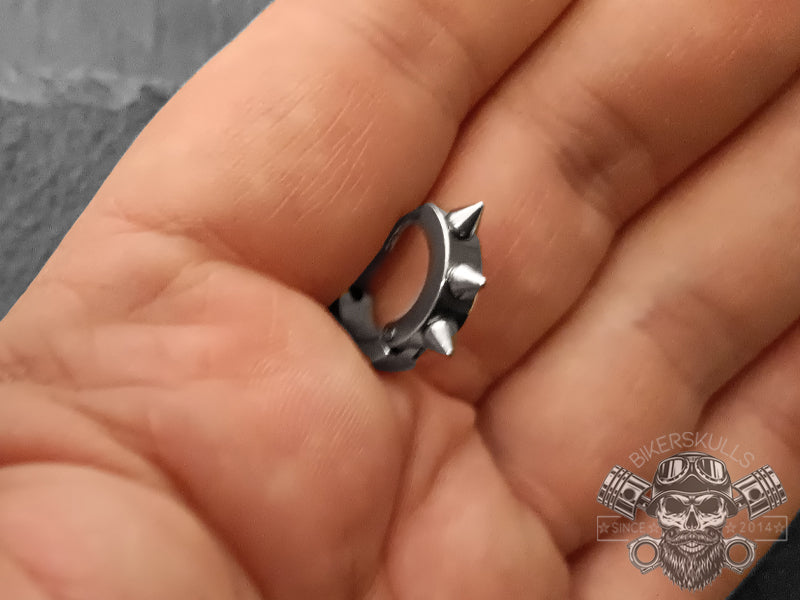 Mono orecchino Punk style borchiato frontalmente