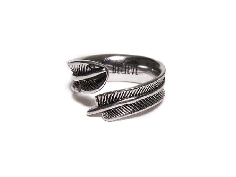 Ricercatezza e particolarità rendono questo anello un gioiello unico e speciale. Al suo interno è incisa una parola: BELIEVE che tradotta vuol significare "Credere in se stessi". 