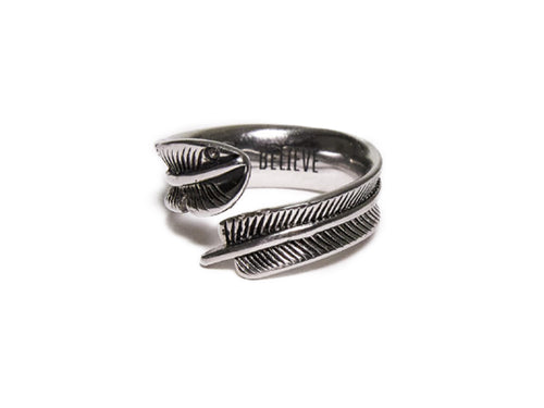 Ricercatezza e particolarità rendono questo anello un gioiello unico e speciale. Al suo interno è incisa una parola: BELIEVE che tradotta vuol significare "Credere in se stessi". 