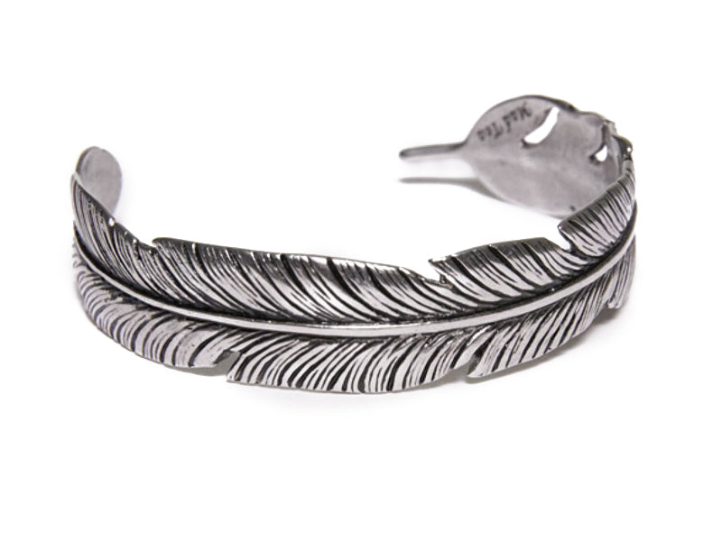 Ricercatezza e particolarità rendono questo bracciale un gioiello unico e speciale. Al suo interno è incisa una parola: BELIEVE che tradotta vuol significare "Credere in se stessi"