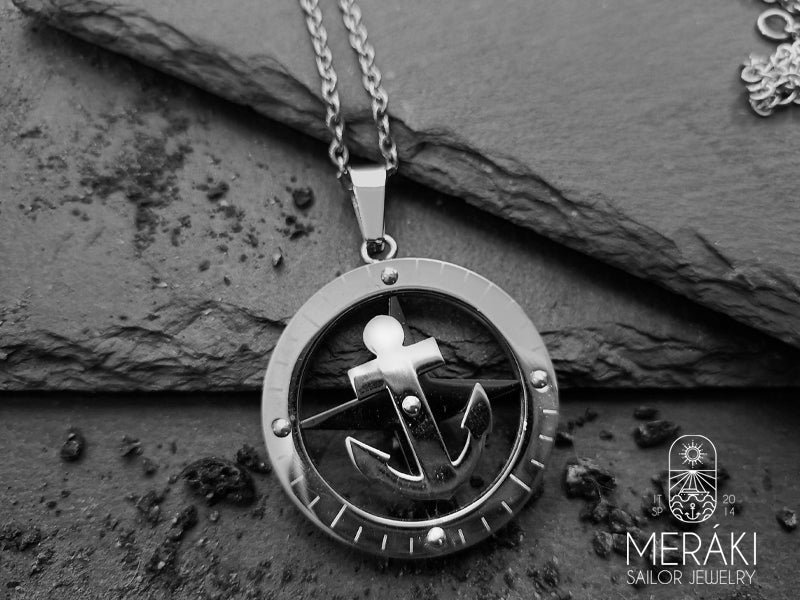 Questa collana con ancora deliziosamente dettagliata e la sua bussola di accompagnamento sono il sogno di ogni viaggiatore. L'ancora ruota liberamente sulla bussola.