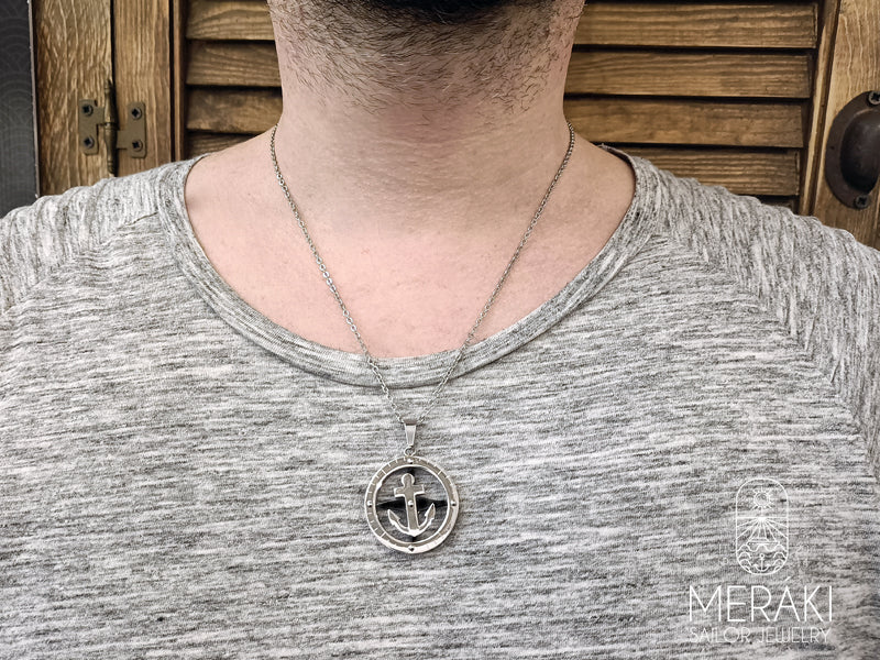 Collana Meraki sailor jewelry in acciaio con ancora e rosa dei venti nera