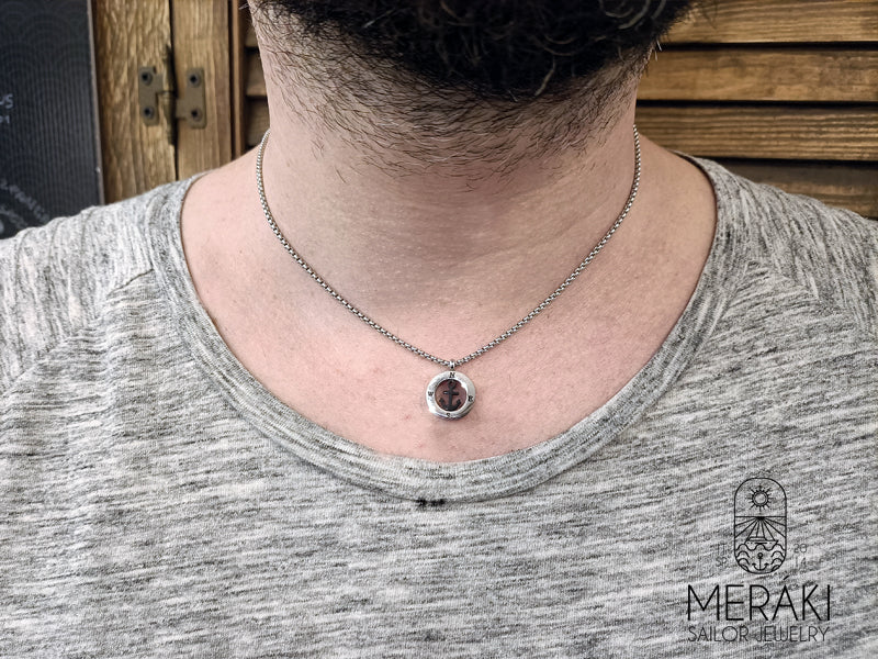 meraki sailor jewelry collana girocollo con ancora nera e punti cardinali