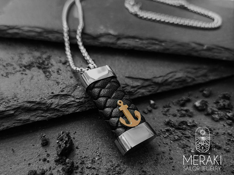 Collana in acciaio con pendente in pelle e ancora dorata