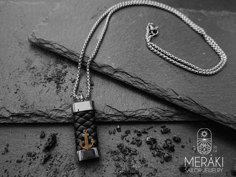 Questa collana da uomo presenta un ciondolo con ancora realizzato in acciaio inossidabile chirurgico. Indossala al collo e sogna avventure in alto mare.
