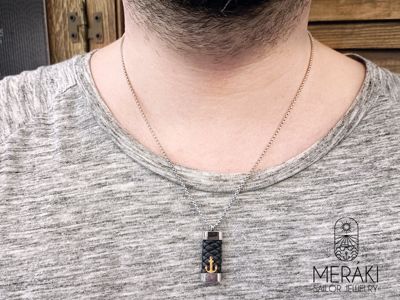 Collana Eldoris con targhetta in pelle e ancora