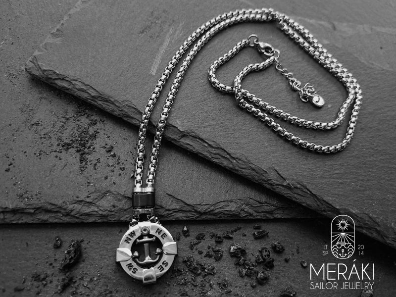 Collana in acciaio stile marinaresco con ancora nera e punti cardinali
