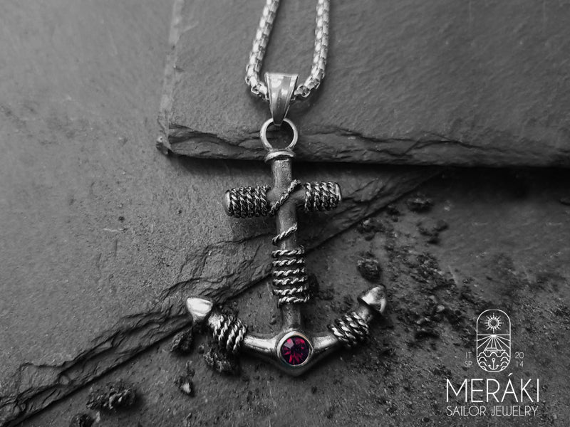 Aggiungi un tocco marinaresco al tuo look con questa splendida collana con catena e pendente in acciaio inox raffigurante un'ancora con corda e zircone rosso 