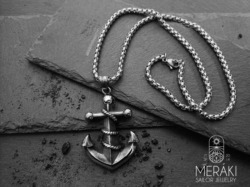 pendente è a forma di ancora con corda intrecciata che rende ancor più strong e maschile questa collana.