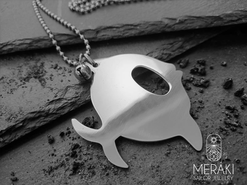 Collana da donna in acciaio con catena a pallini e pendente raffigurante Dory, il famoso pesce chirurgo amica di Nemo con un simpatico sonaglino.