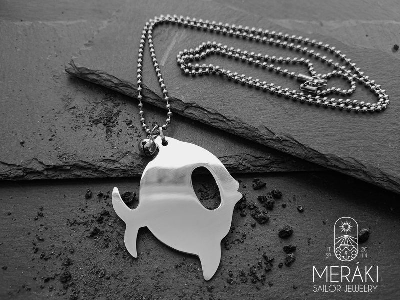 Collana da donna in acciaio con catena a pallini e pendente raffigurante Dory, il famoso pesce chirurgo amica di Nemo con un simpatico sonaglino.