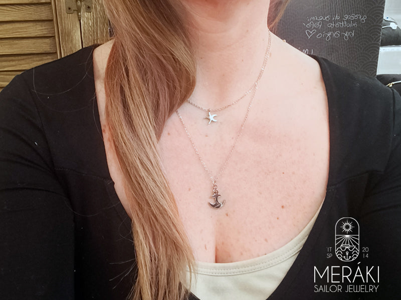 Abbiamo unito la stabilità dell'ancora alla protezione della stella marina in questa doppia collana a maglia fine in tema marinaro. 
