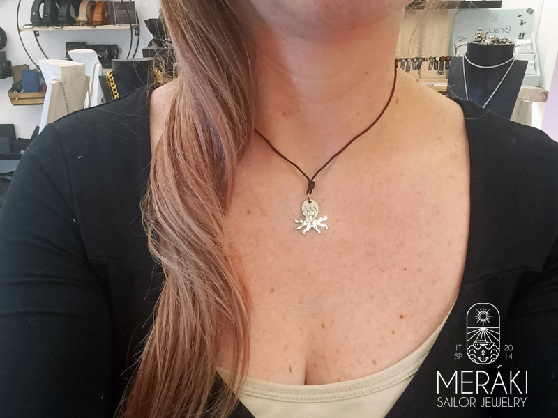 Il Polpetto è realizzato in acciaio inossidabile chirurgico ed è annodato a una collana con cordino in cotone cerato nero che si ammorbidirà nel tempo. I Indossa questa collana di ispirazione marinara o regalala a una persona cara alla quale vuoi donare un abbraccio.