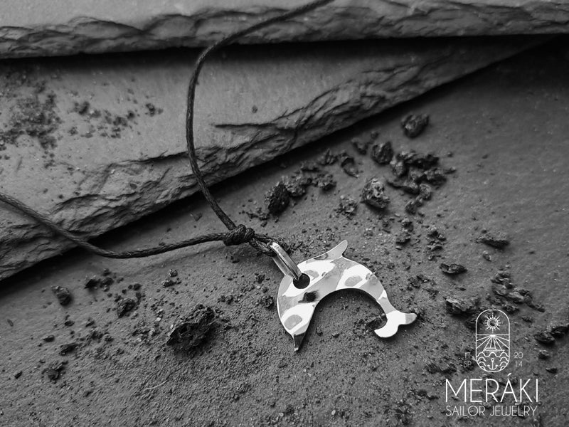 Collana realizzata con cordino cerato regolabile e pendente raffigurante un delfino in acciaio martellato