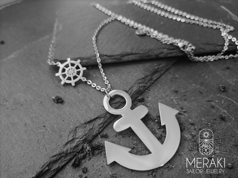 Guida il tuo stile nella giusta direzione con la collana DeFlorres da donna in acciaio con ancora e timone argentato