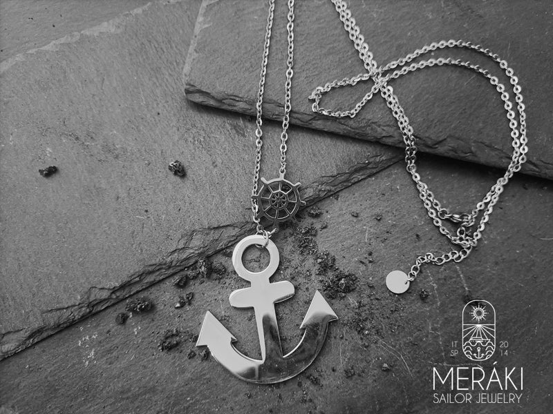 Collana lunga in acciaio con link charm a forma di timone e ciondolo ad ancora
