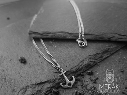 ggiungi un tocco marinaresco al tuo look con questa splendida collana con piccola ancora e catena in acciaio inox. 