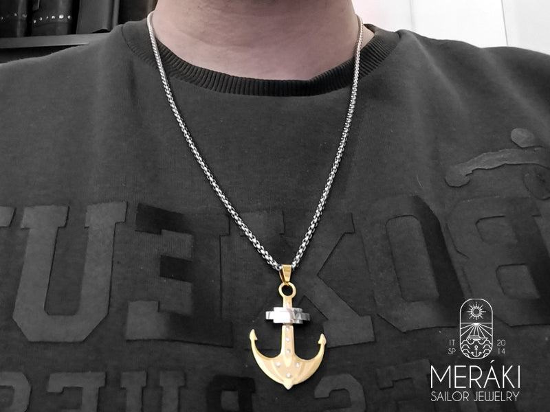 Collana Northill in acciaio con ancora dorata indossata