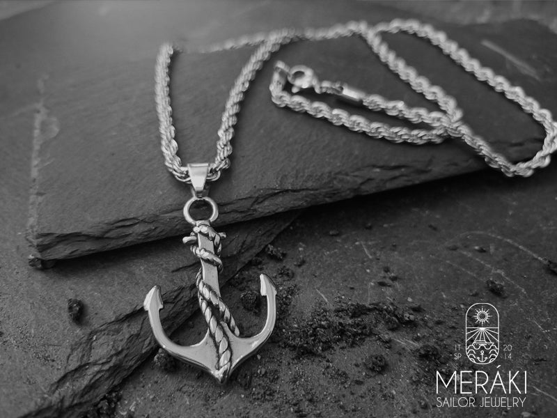 Sebbene il suo tema possa essere classico, il suo design dice tutt'altro. Questo ciondolo ad ancora dettagliato e sofisticato si trova a completamento di una collana a tempa nautico esaltata anche dalla catena a corda