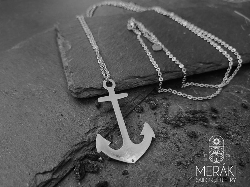 La collana Mantus dal design senza tempo con pendente raffigurante un'ancora realizzata in acciaio inossidabile 316L è in grado di completare qualsiasi outfit, come la ciliegina sulla torta.