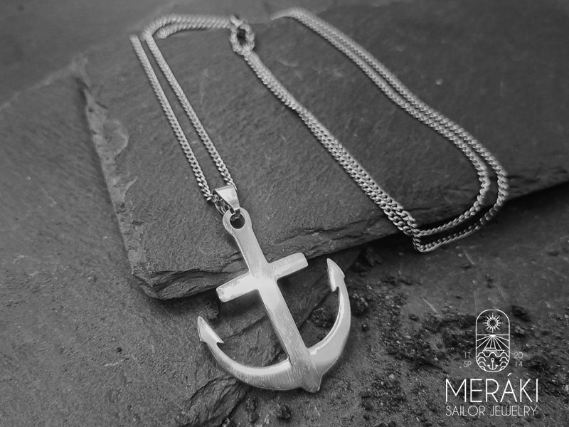 Collana con ancora e maglia in acciaio, raffinata e resistente. E' caratterizzata da un tema marittimo con l'ancora in acciaio. Un regalo perfetto per un Uomo, il giusto compromesso tra prezzo, qualità, marchio e moda. Adatto a tutte le stagioni