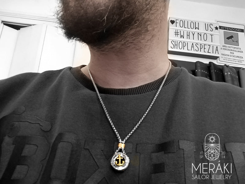 Collana Itziar con ancora dorata e punti cardinali