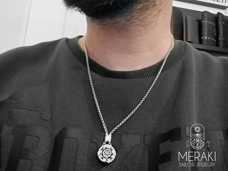 Meraki Collana Itziar con timone argentato e punti cardinali