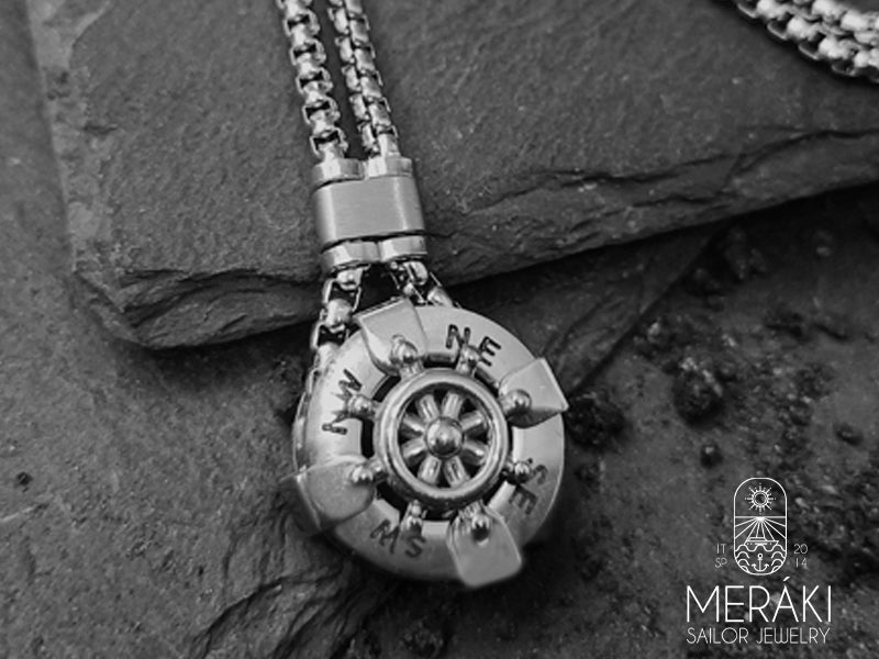 Collana Itziar con timone argentato e punti cardinali