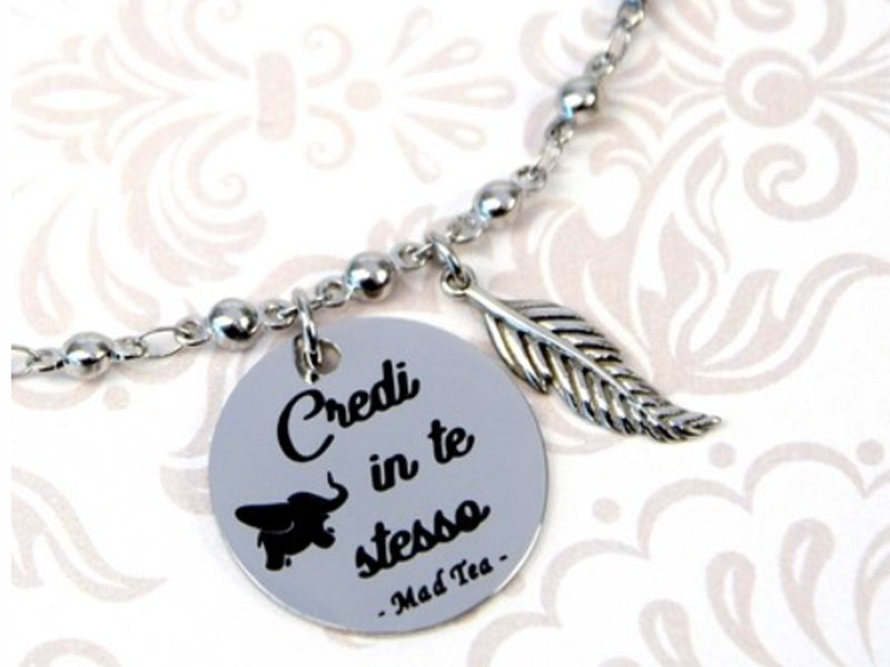 Bracciale Dumbo in acciaio con scritta Credi in te stesso con piuma by Mad Tea 