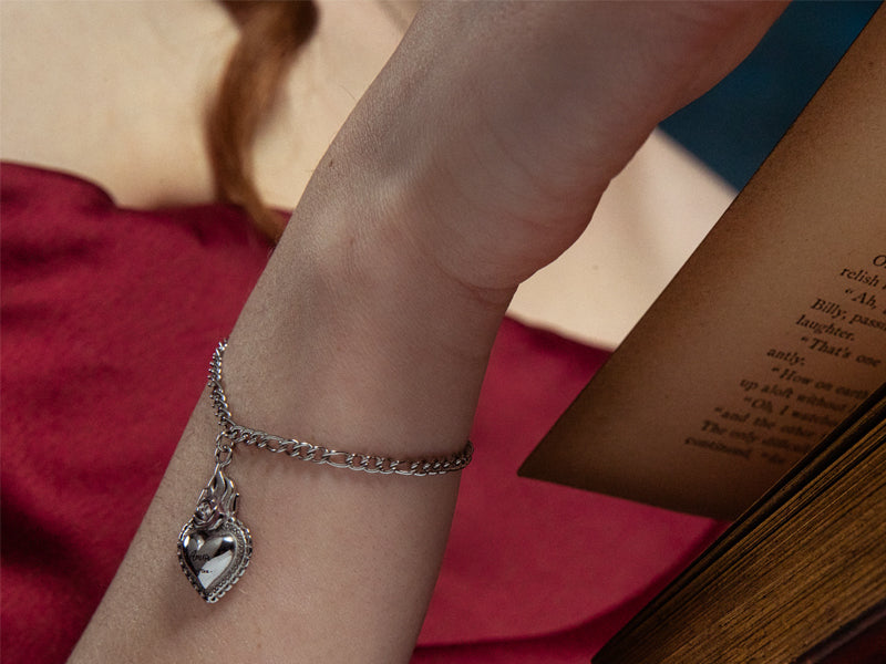 Bracciale con piccolo cuore sacro con incisa la parola "Amor".