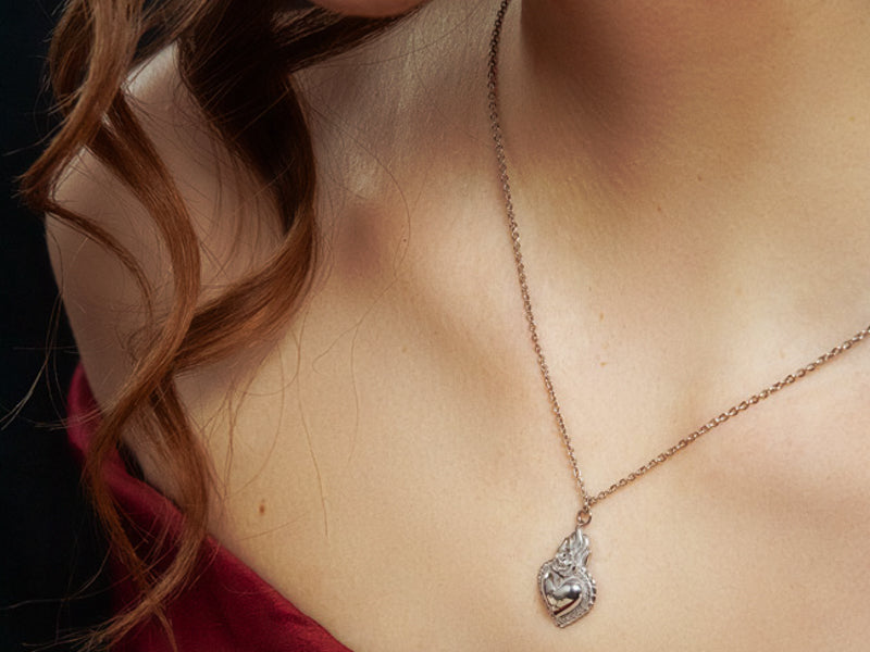 Collana con piccolo cuore sacro con incisa la parola "Amor".