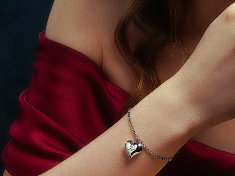 Bracciale con piccolo cuore con incise le parole "VERO AMORE".