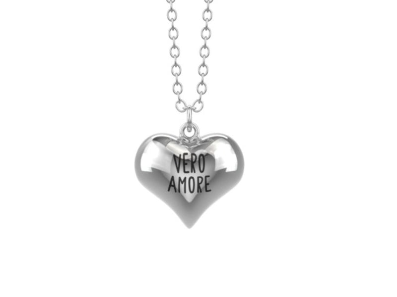 Collana con piccolo cuore con incise le parole "VERO AMORE".