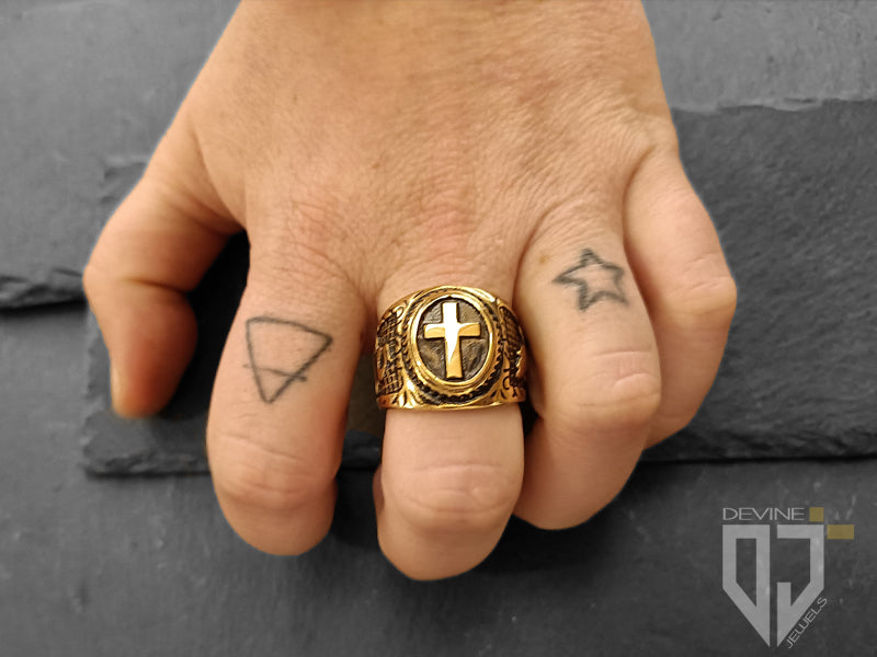 Anello Milkom croce in acciaio dorato