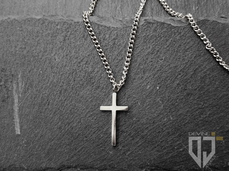 Un pendente e una catena realizzati in acciaio inossidabile resistente caratterizzati da un'alta lucentezza. La semplicità del design rende questa collana facile da indossare con un abbigliamento casual o formale, senza dimenticare il simbolo che rappresenta. Un accessorio classico e una vera dichiarazione di fede.