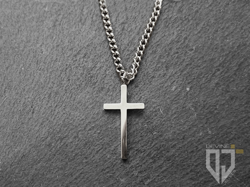 La semplicità del design rende questa collana facile da indossare con un abbigliamento casual o formale, senza dimenticare il simbolo che rappresenta. Un accessorio classico e una vera dichiarazione di fede.