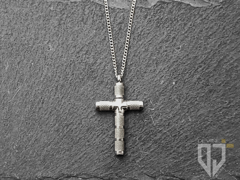 Un pendente a forma di croce zigrinata e una catena realizzati in acciaio inossidabile resistente caratterizzati da un'alta lucentezza