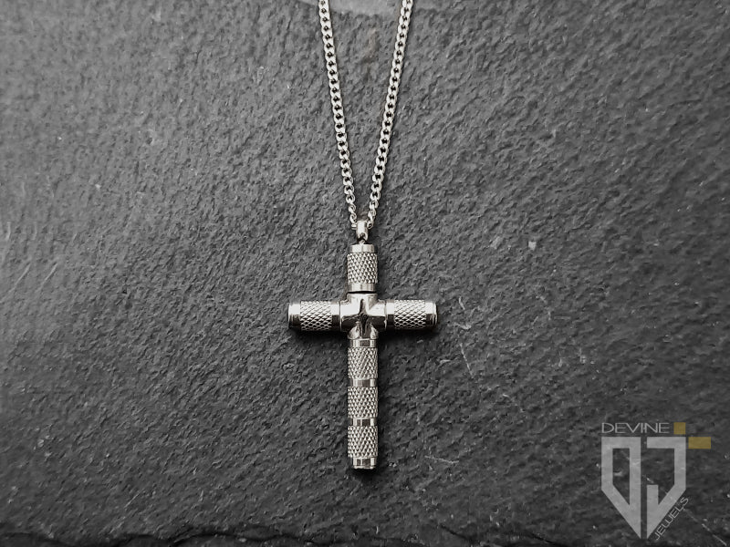 Collana Anahita croce in acciaio argentata