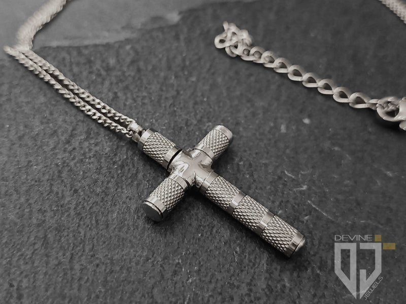 La semplicità del design rende questa collana facile da indossare con un abbigliamento casual o formale, senza dimenticare il simbolo che rappresenta. Un accessorio classico e una vera dichiarazione di fede.