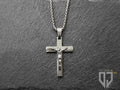 Per tutti coloro che amano gli accessori con le croci vi proponiamo questa collana con ciondolo, per l'appunto, a forma di croce con Gesù realizzata in resistente acciaio inossidabile