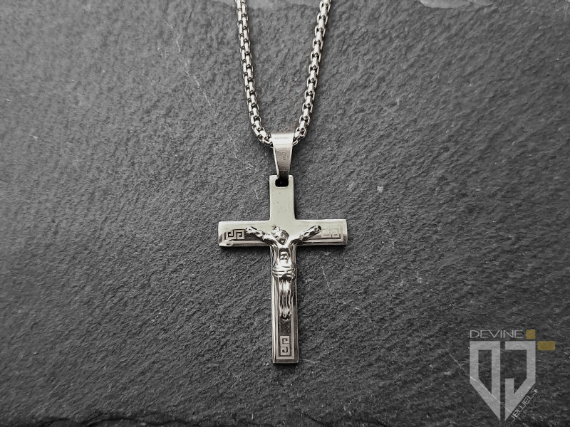 Per tutti coloro che amano gli accessori con le croci vi proponiamo questa collana con ciondolo, per l'appunto, a forma di croce con Gesù realizzata in resistente acciaio inossidabile