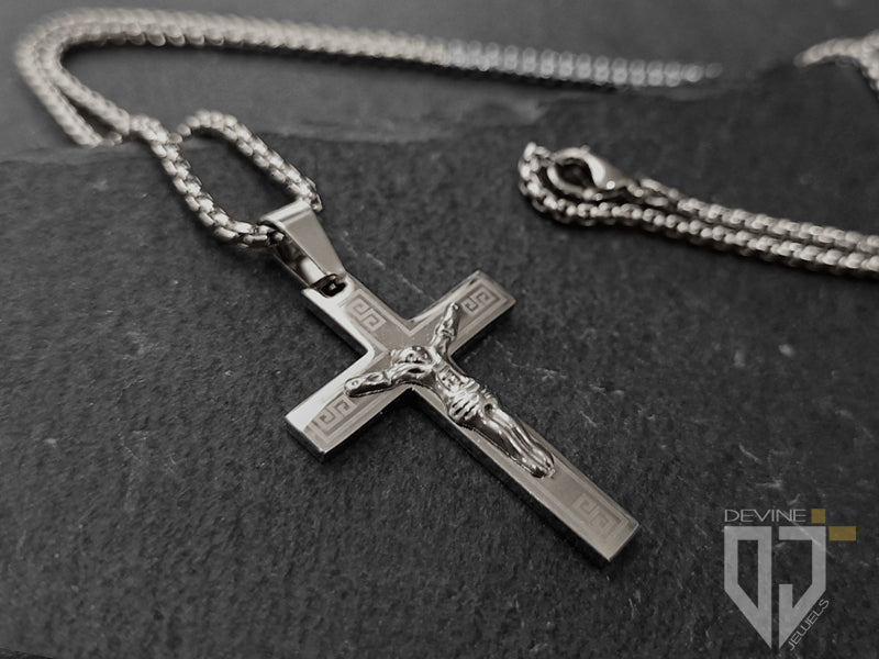 Croci e crocifissi non sono solo per i cristiani. Oggi quei simboli si sono allontanati di un passo dalla religione e hanno acquisito un significato piuttosto culturale trovando un posto d'onore nella moda gotica, le croci non sono più un tabù.