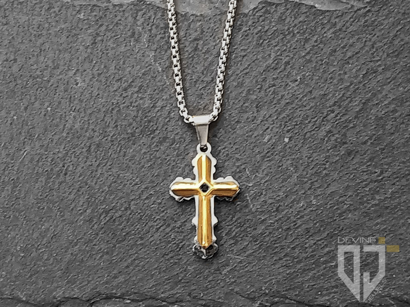 La croce dalla forma gotica viene risaltata dal contrasto argento / dorato che la rende un accessorio molto luminoso e di bell'impatto 