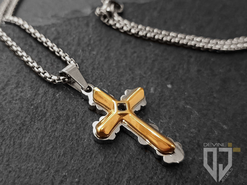 La collana Artemide con ciondolo a forma di croce combina un'eccezionale maestria con lo stile motociclistico inconfondibile. Simbolo o potere, richiede una grande forza di carattere per indossarla.