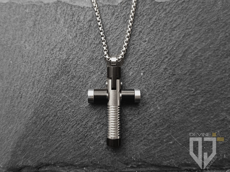 Abbiamo unito il tema della religione e della moda in questa collana Rocker Cross, realizzata con maglia e pendente in acciaio inossidabile con dettagli smaltati in nero per fornire il giusto contrasto all'acciaio zigrinato