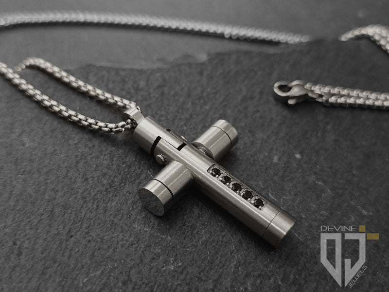 Collana Ermes croce in acciaio con zirconi neri