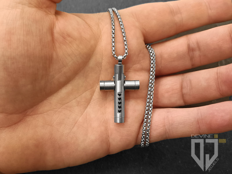 La collana Ermes combina la purezza e la sacralità con lo stile. Un design elegante permette di poterlo facilmente indossare vicino al tuo cuore o insieme ad altri accessori per un look più accattivante.