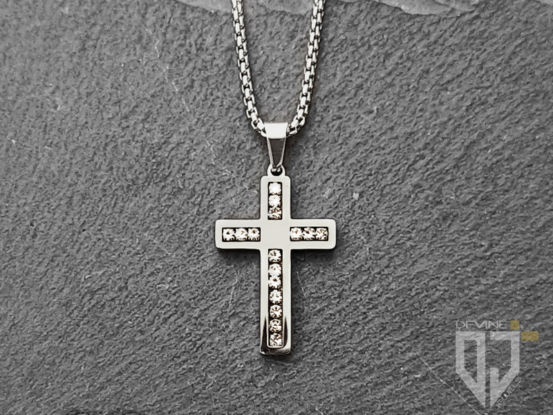 La collana Eros combina la purezza e la sacralità con lo stile. Un design elegante permette di poterlo facilmente indossare vicino al tuo cuore o insieme ad altri accessori per un look più accattivante.